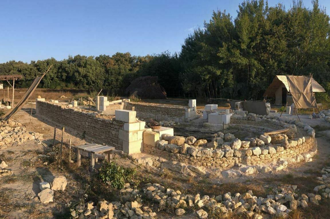 Visites et ateliers dans un chantier médiéval