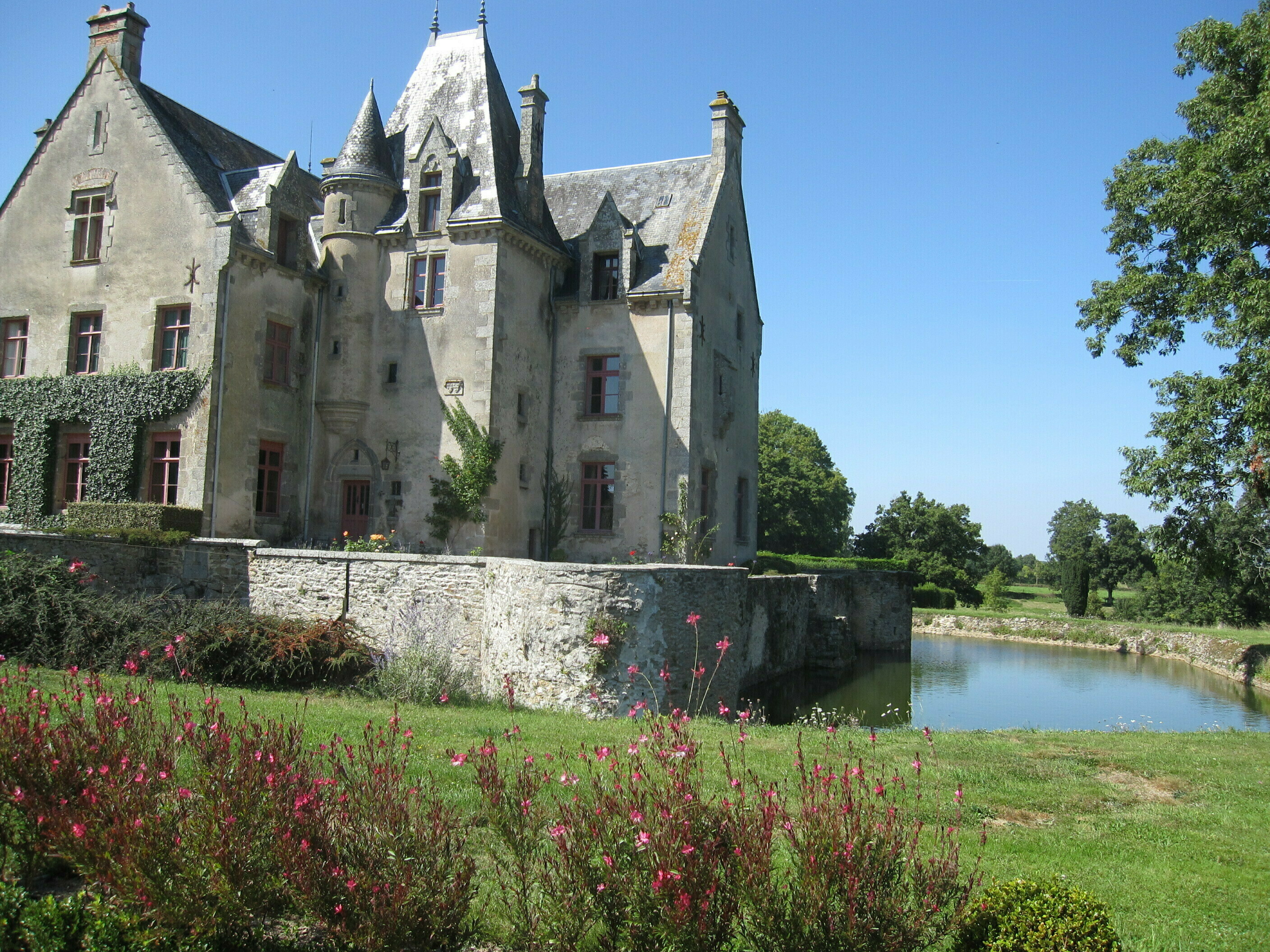 Découvrez la magie du château du Theil : visite guidée des douves aux allées majestueuses