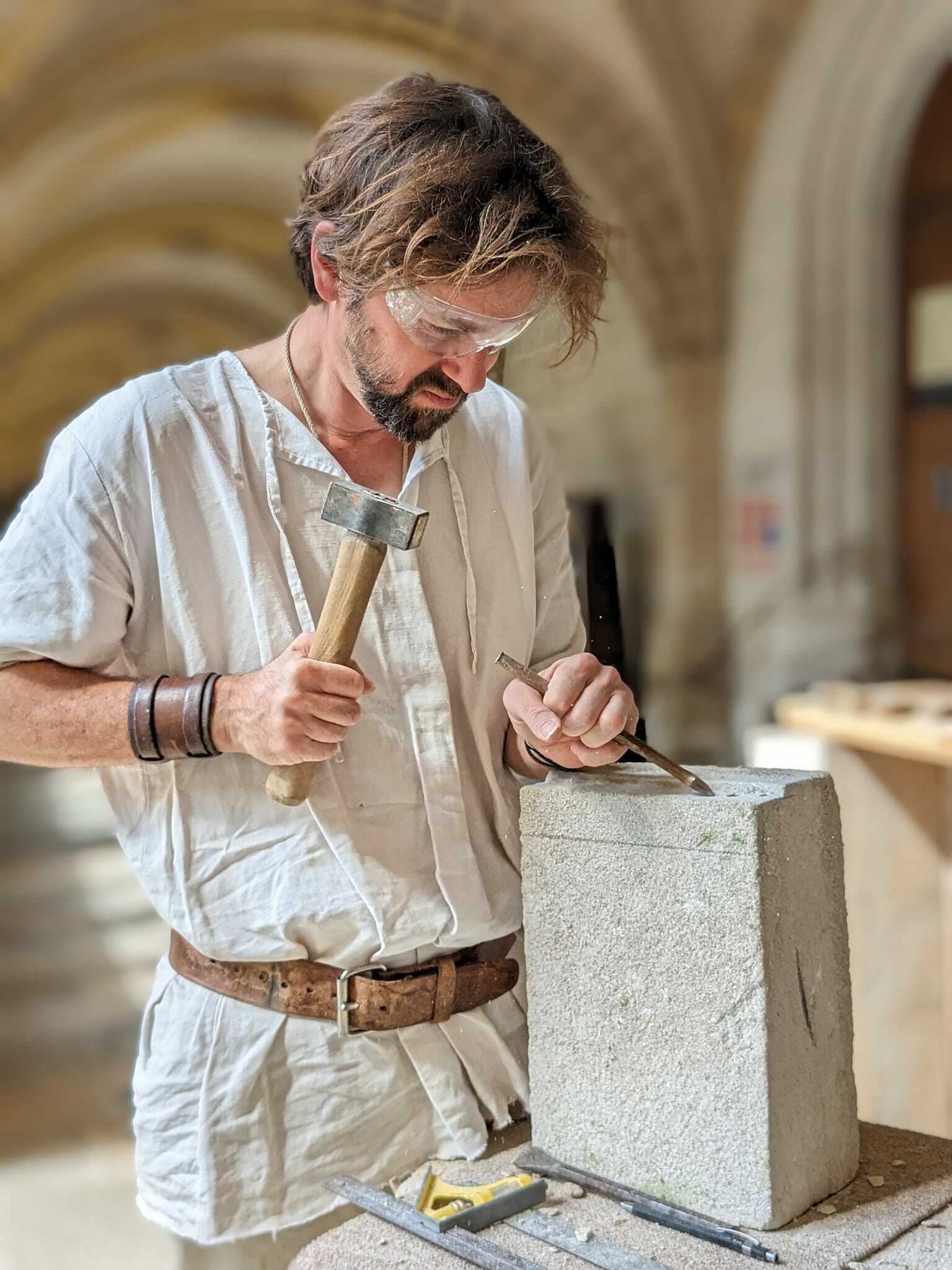 Démonstration de taille de pierre dans le cloître de l